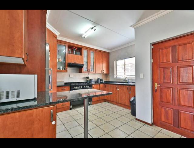 3 BEDROOM TOWNHOUSE FOR SALE IN WINCHESTER HILLS